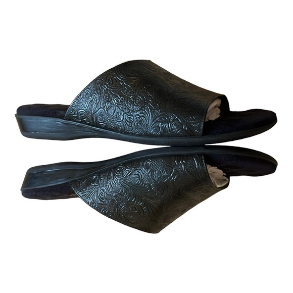 Walking Cradles Black Tooled Cath Leather Sandal - Women - Picture 6 of 13